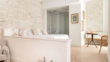 Classic Studio | 1 bedroom, in-room safe, blackout drapes, iron/ironing board