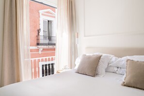 In-room safe, blackout curtains, iron/ironing board, cots/infant beds - MYLU SUITES by PUERTA CATEDRAL (Seville)