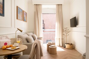 Standard Apartment | Living area | 40-inch Smart TV with digital channels, TV - MYLU SUITES by PUERTA CATEDRAL (Seville)