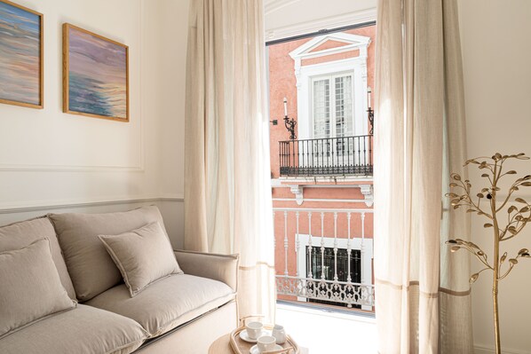 Apartamento estándar | Zona de estar | Smart TV de 40 pulgadas con canales digitales, una televisión