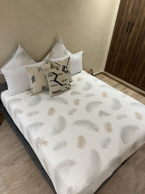 2 bedrooms, in-room safe, desk, free WiFi - Romantic & comfortable duplex apartment (marrakech)