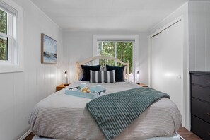 3 bedrooms, WiFi, bed sheets - Door County Dreaming Cabin, Pet Friendly (Baileys Harbor)