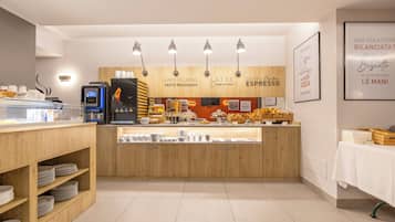 Petit déjeuner buffet servi tous les jours en supplément
