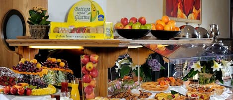 Frukostbuffé varje dag (EUR 6 per person)