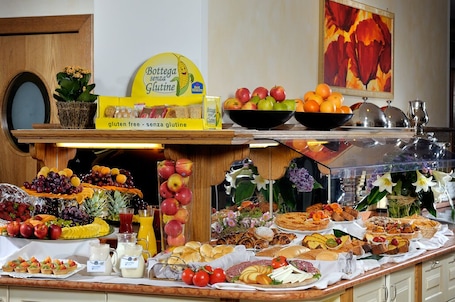 Desayuno buffet diario (EUR 6 por persona)
