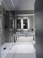 Shower, hair dryer, bidet, towels