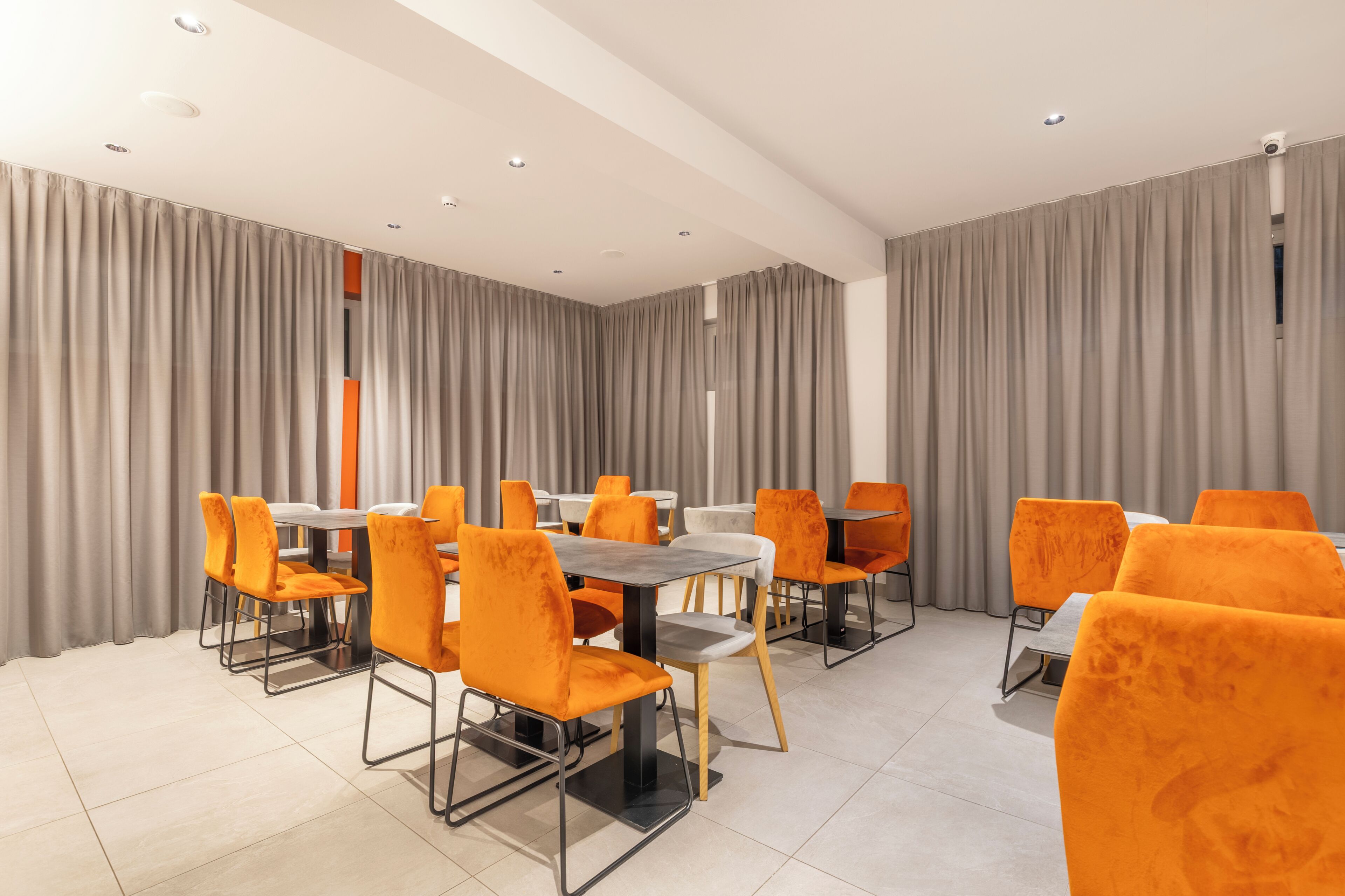 Tägliches Frühstücksbuffet (6 EUR pro Person)