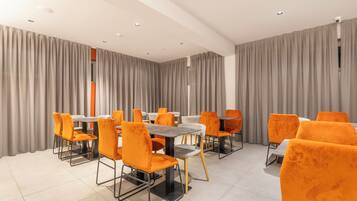 Tägliches Frühstücksbuffet (6 EUR pro Person)