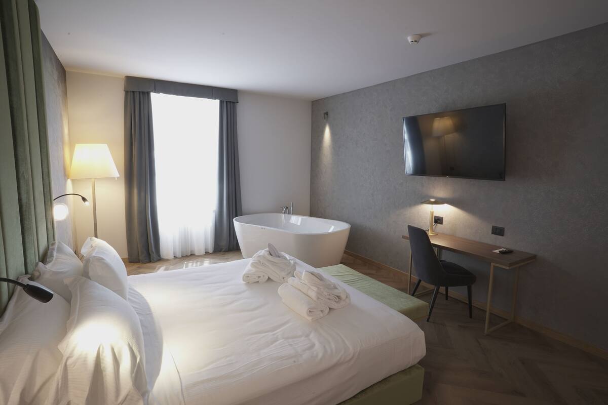 Rom – deluxe | Dundyner, minibar, safe på rommet og skrivebord