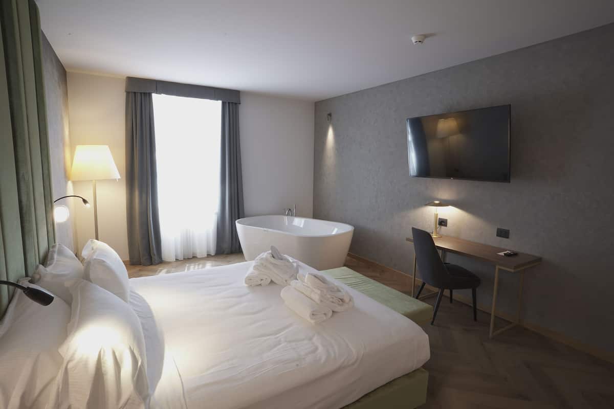 Deluxe kamer | 1 slaapkamer, donzen dekbedden, een minibar, een kluis op de kamer