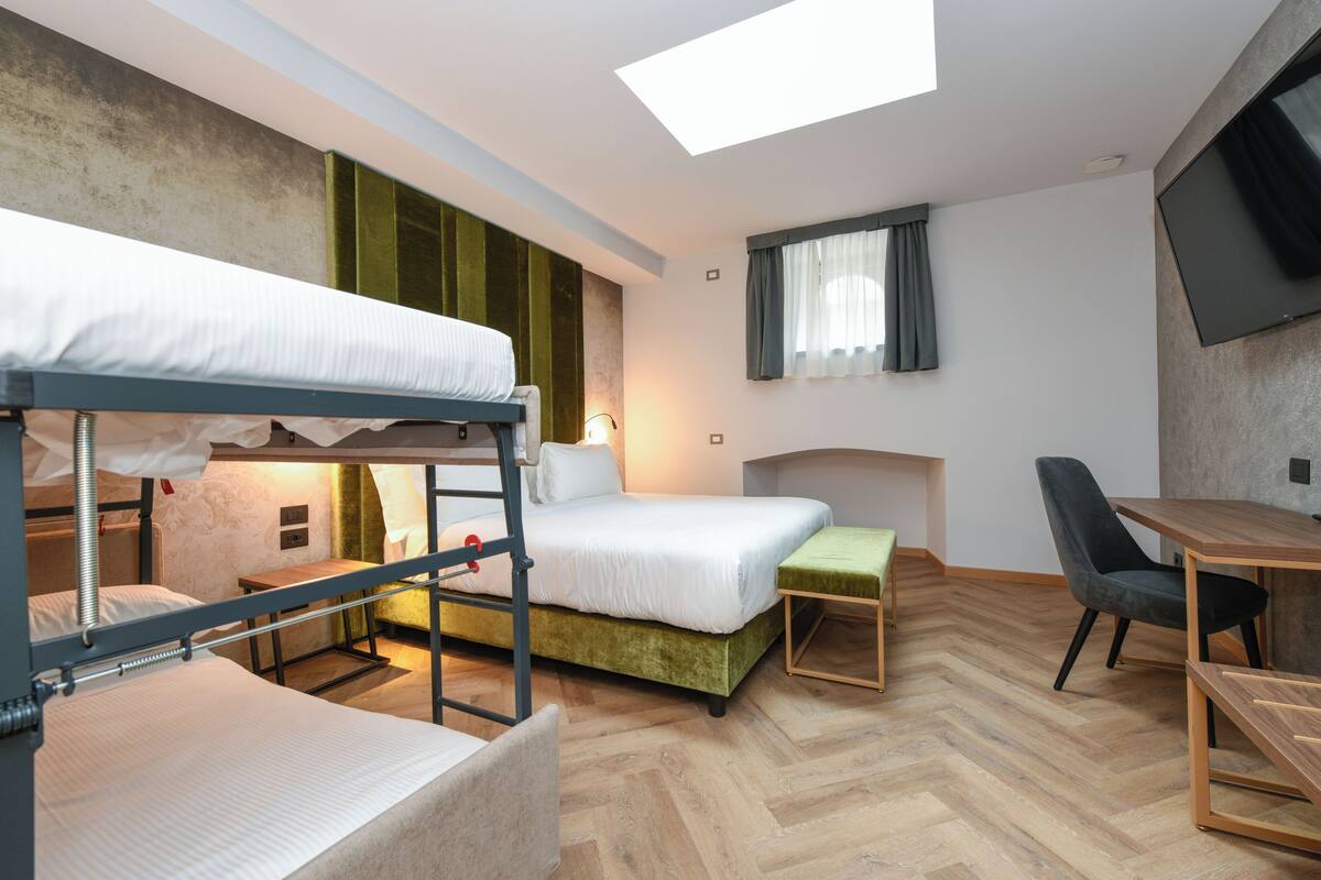 Dundyner, minibar, safe på rommet og skrivebord