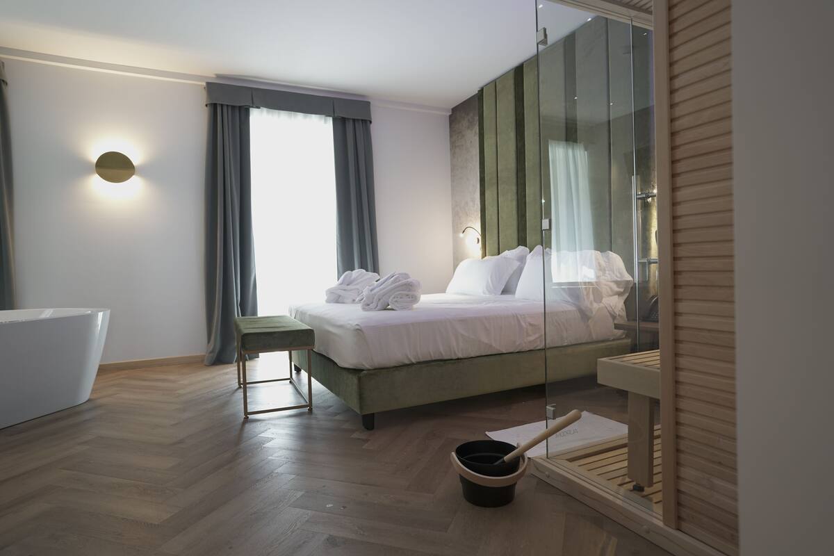 Rom – exclusive | Dundyner, minibar, safe på rommet og skrivebord