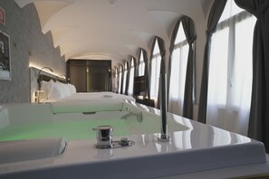 Presidential Suite | Down comforters, minibar, in-room safe, desk - Palazzo Santo Spirito (Bergamo)