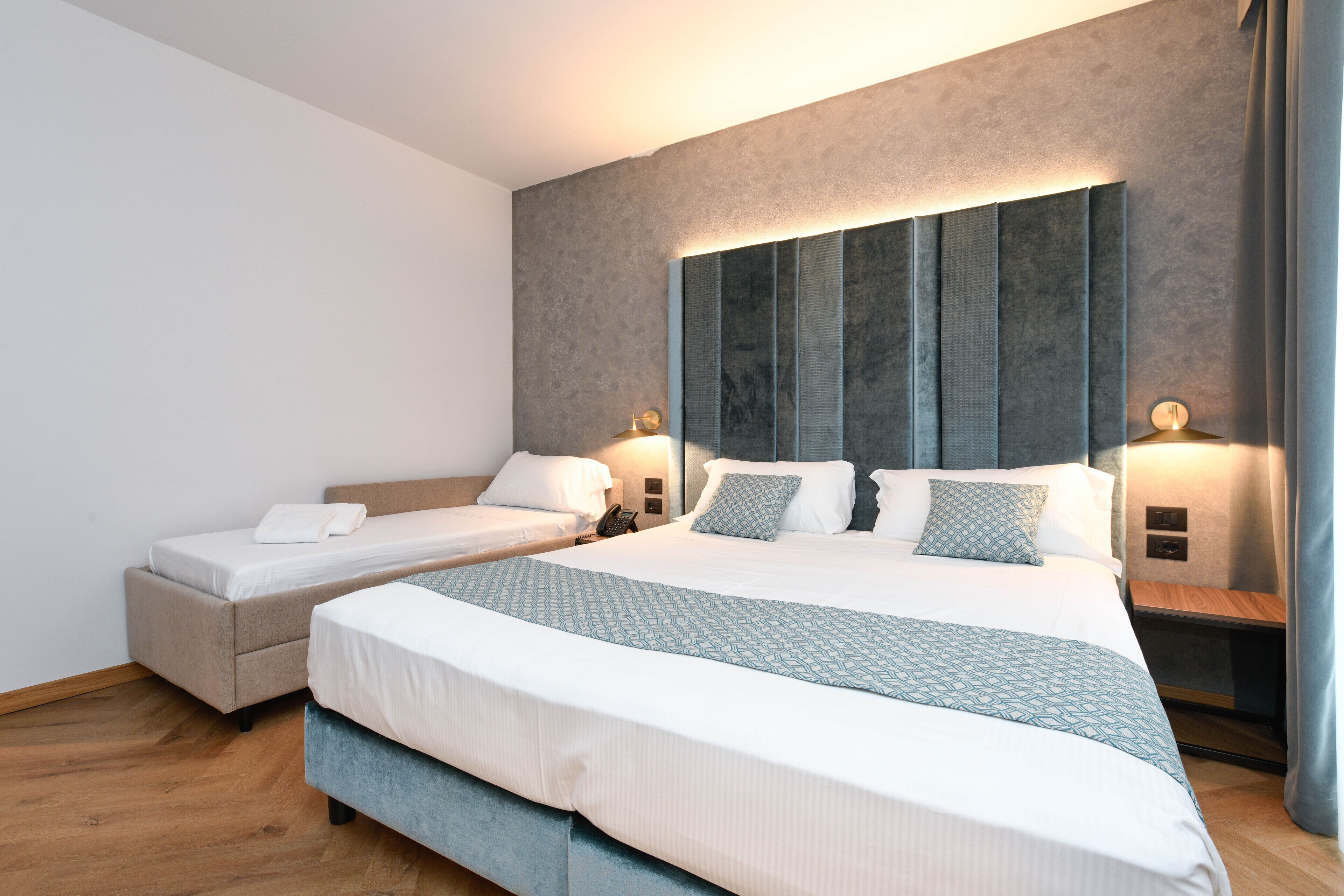 Classic-Dreibettzimmer | Daunenbettdecken, Minibar, Zimmersafe, Schreibtisch