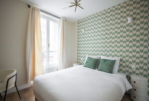 2 slaapkamers, een bureau, een strijkplank/strijkijzer, reisbedje