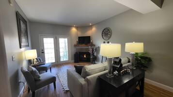 Smart TV, fireplace