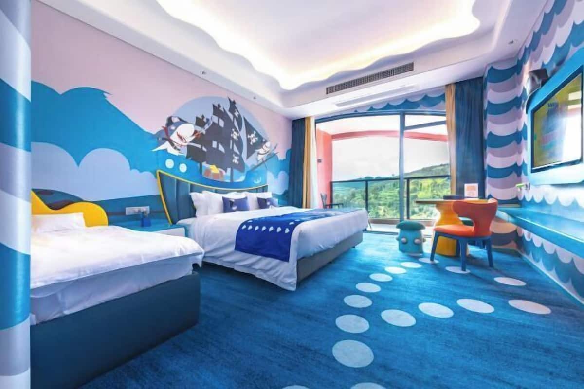 Una habitación de hotel con una cama, una silla y un ventanal grande.