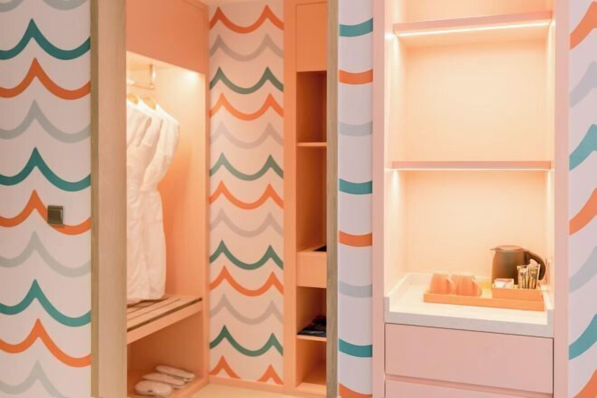 Un armario con un revestimiento de pared con diseño de olas, estantes y una barra para colgar.