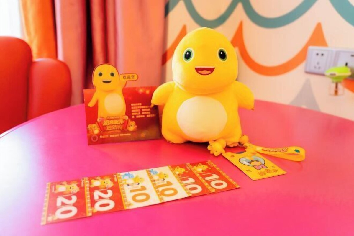 Un peluche y una tarjeta con un número sobre una mesa.
