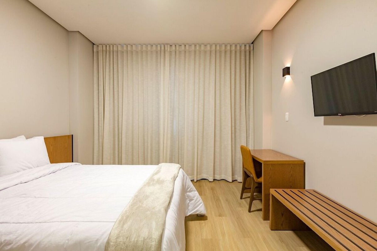 Minibar, escritorio, espacio para trabajar con laptop y wifi gratis 