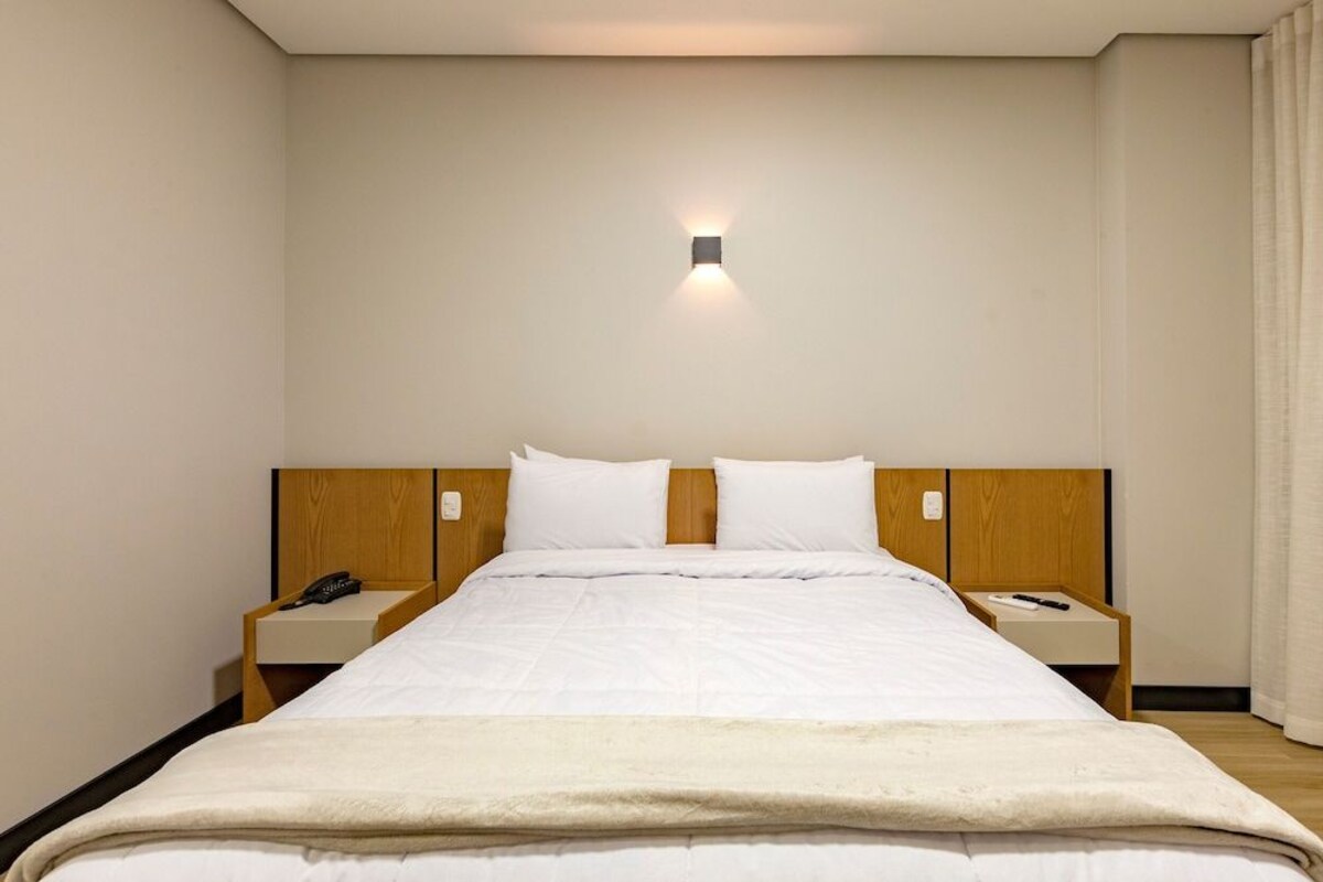 Minibar, escritorio, espacio para trabajar con laptop y wifi gratis 