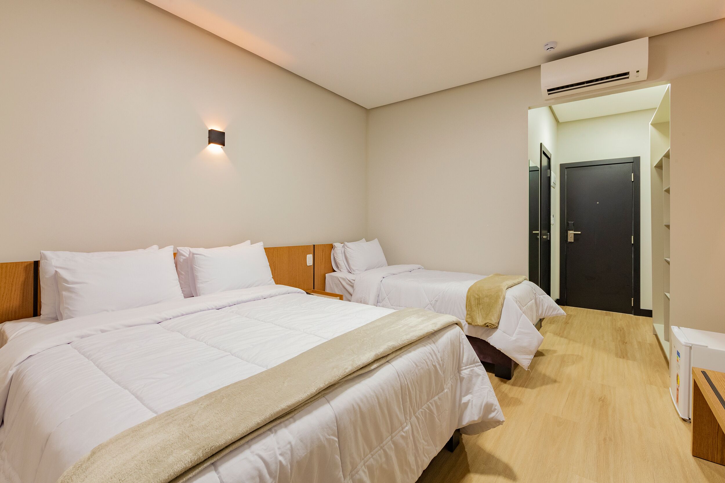 Quarto triplo luxo | Frigobar, escrivaninha, espaço de trabalho para notebook