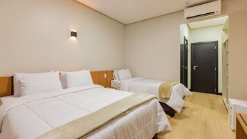 Minibar, escritorio, espacio para trabajar con laptop y wifi gratis