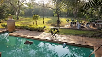 6 outdoor pools
