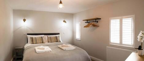 4 bedrooms, iron/ironing board, WiFi, bed sheets