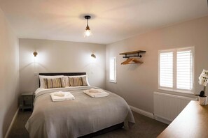 4 bedrooms, iron/ironing board, WiFi, bed sheets - Sandholme Cottage - Central location, great for families (Filey)