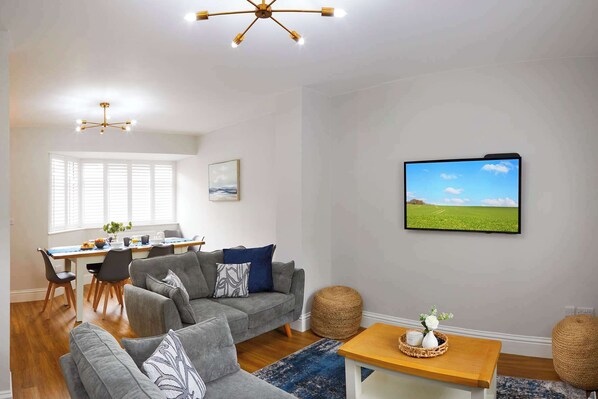 TV, offices - Sandholme Cottage - Central location, great for families (Filey)