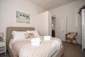 2 bedrooms, iron/ironing board, WiFi, bed sheets - No 3 Brooklands - Central location (Filey)