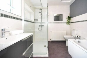 Bathtub, hair dryer, towels - No 3 Brooklands - Central location (Filey)