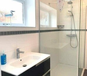 Badkar, hårtork och handdukar