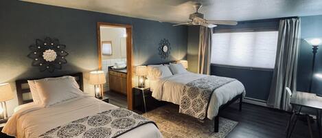 2 間睡房、書桌、熨斗/熨衫板、可攜式嬰兒床