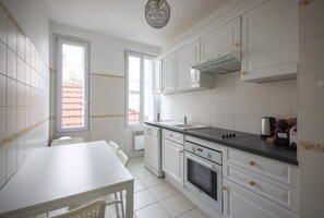 Fridge, microwave, oven, coffee/tea maker - 2.Appart 6Pers#2 Chambres#Commerce#FullEquipped AC (Paris)