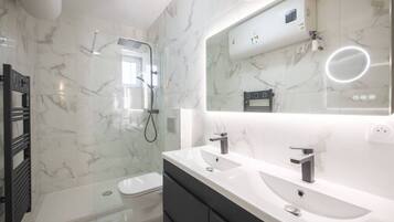 Sèche-cheveux, serviettes fournies