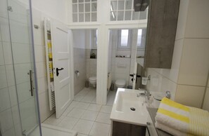 Een douche, een haardroger, handdoeken, zeep