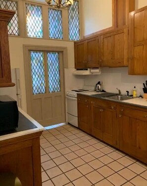 Microwave, cookware/dishes/utensils