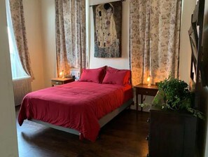 1 bedroom, desk, WiFi - Firefly Loft-historic Building, above vegan cafe (Boyertown)