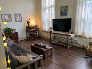 TV - Firefly Loft-historic Building, above vegan cafe (Boyertown)