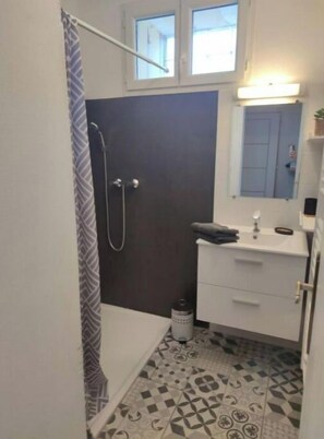 Dusche, Haartrockner, Handtücher, Toilettenpapier