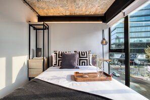 Luxe appartement | Luxe beddengoed, een kluis op de kamer, individueel gedecoreerd