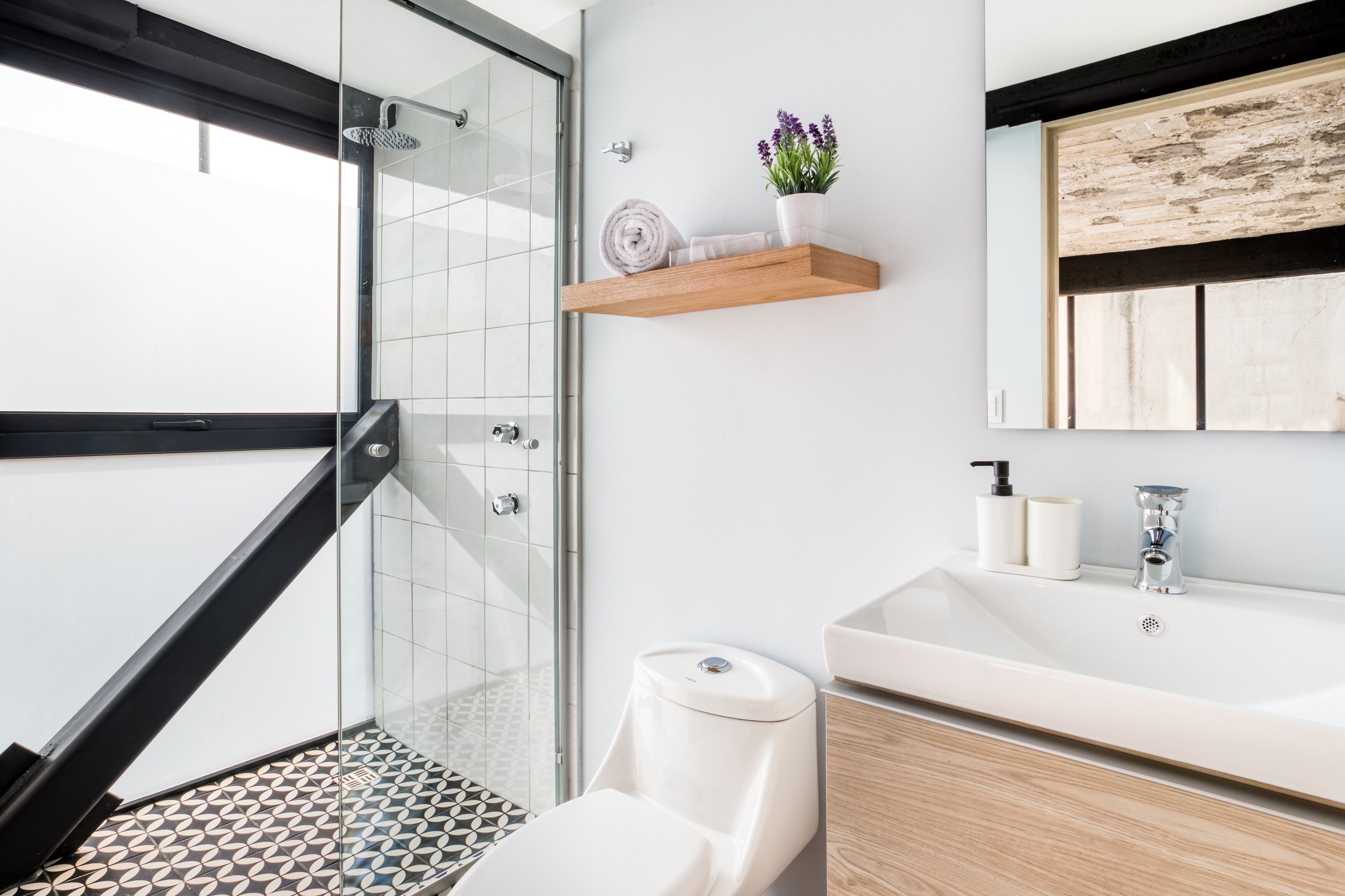 Industrial One-Bedroom Apartment | 浴室 | 淋浴设施、大花洒淋浴喷头、吹风机、毛巾