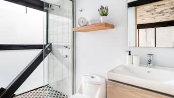 Industrial One-Bedroom Apartment | Bathroom | Shower, rainfall showerhead, hair dryer, towels