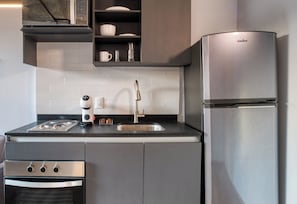 Industrial One-Bedroom Apartment | Cuisine privée | Grand réfrigérateur, micro-ondes, four, plaque de cuisson