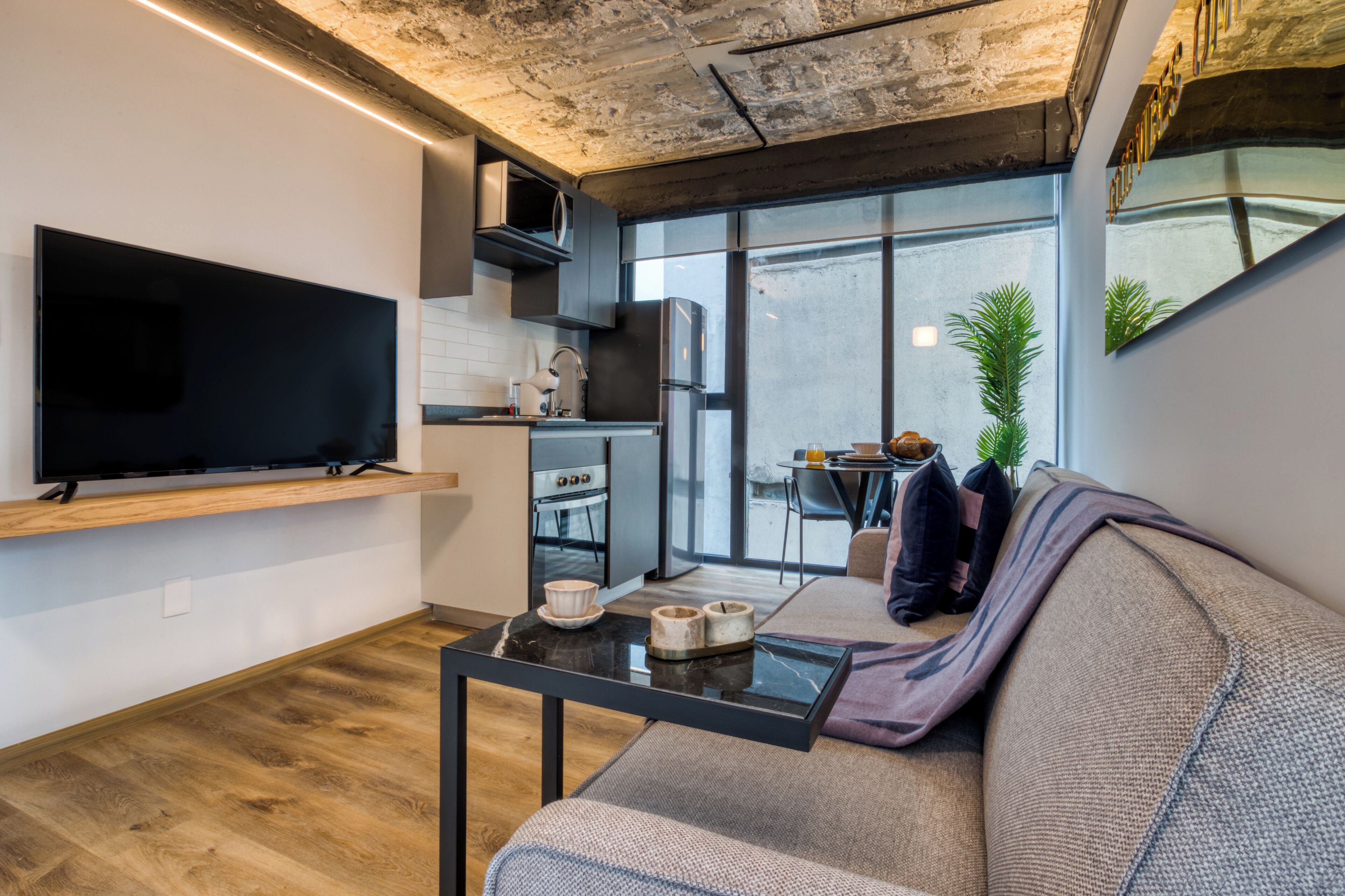 Industrial One-Bedroom Apartment | Área de sala de estar | Smart TV 