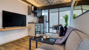 Industrial One-Bedroom Apartment | Área de sala de estar | Smart TV