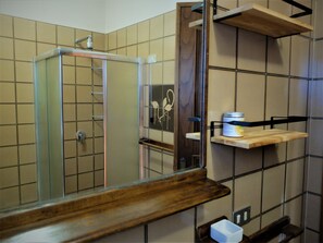 Douche, sèche-cheveux, bidet, serviettes fournies