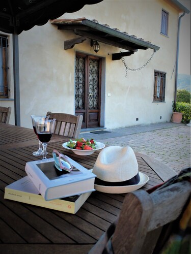 La Cheta - House in the hills with garden, between Lucca and the beaches of Viareggio
